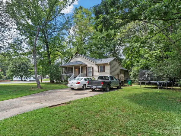 1048 Pinafore DR, Charlotte, NC 28212