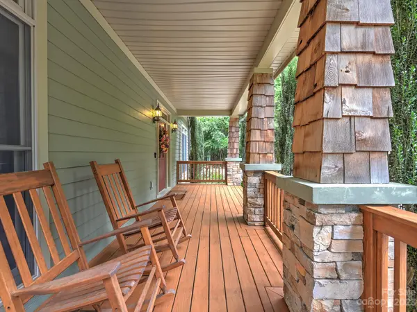 202 Teaberry LN, Hendersonville, NC 28739