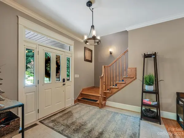 202 Teaberry LN, Hendersonville, NC 28739