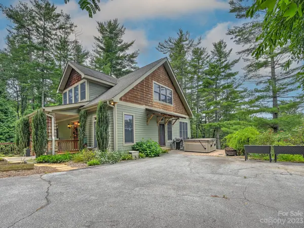 202 Teaberry LN, Hendersonville, NC 28739