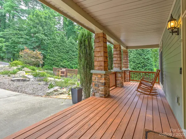 202 Teaberry LN, Hendersonville, NC 28739