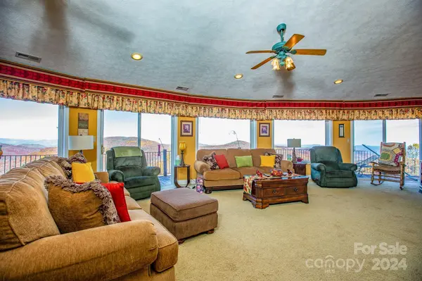 101 Fawns Rest RD, Black Mountain, NC 28711