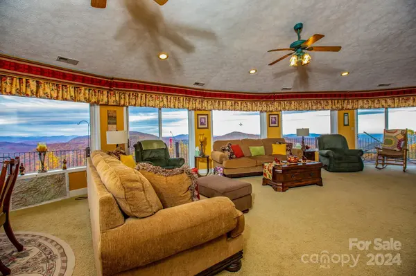 101 Fawns Rest RD, Black Mountain, NC 28711