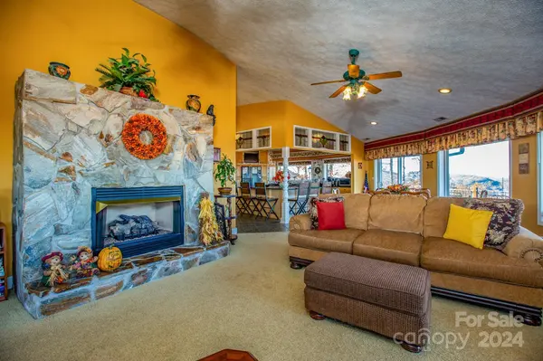 101 Fawns Rest RD, Black Mountain, NC 28711