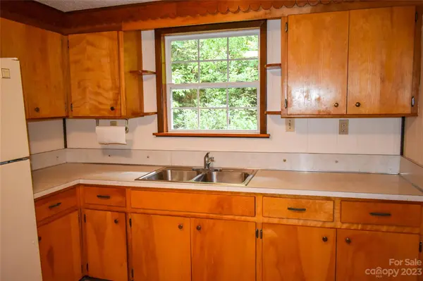 95 Rhododendron LN, Almond, NC 28702