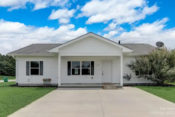107 Hofer CT, East Flat Rock, NC 28726