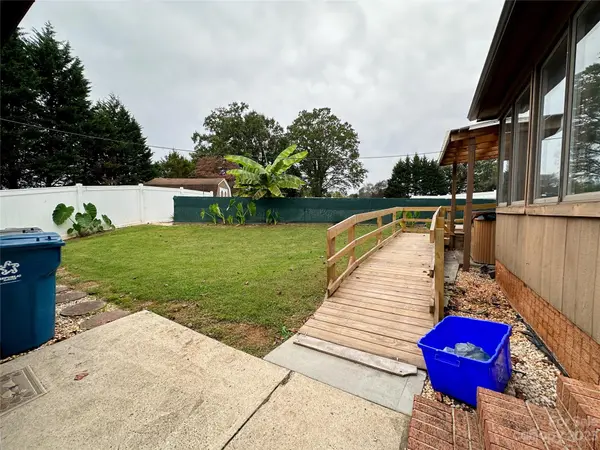 1060 Oakwood ST, Maiden, NC 28650