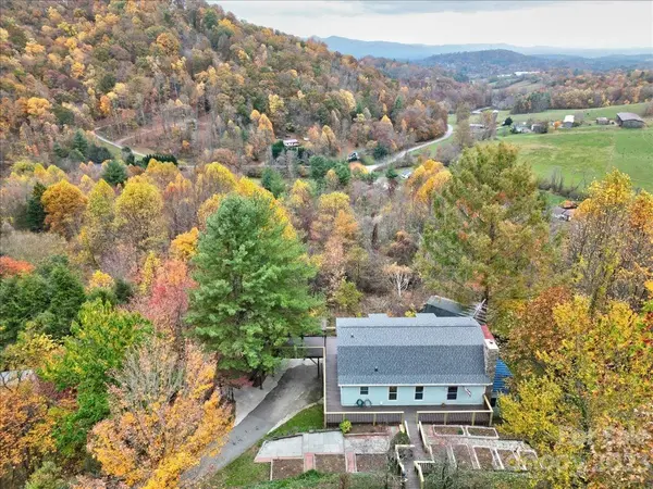531 Green Meadow LN, Mars Hill, NC 28754