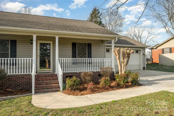 111 Bowen DR, Statesville, NC 28677