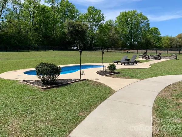 737 Community Center RD, Camden, SC 29020