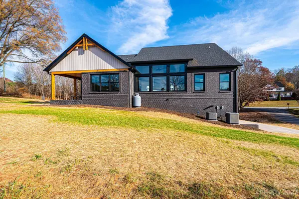 40 Fairway Oaks LN, Taylorsville, NC 28681