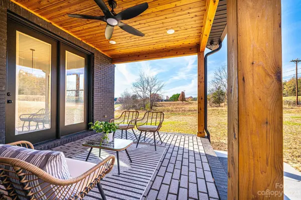 40 Fairway Oaks LN, Taylorsville, NC 28681