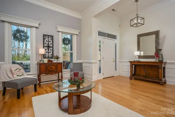 124 Apple LN, Laurel Park, NC 28739
