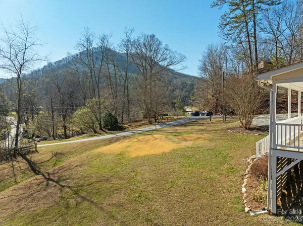 25 Blue Rock RD, Hendersonville, NC 28792