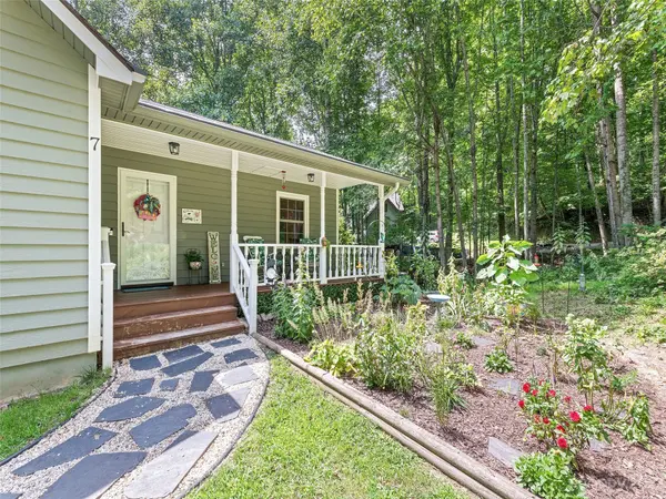 7 Knoll Ridge LN, Waynesville, NC 28785