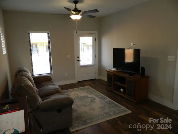 28 Cottage CT, Granite Falls, NC 28630