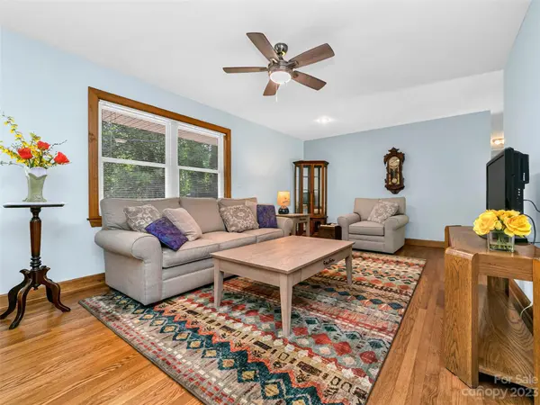 65 Far Hills TER, Brevard, NC 28712