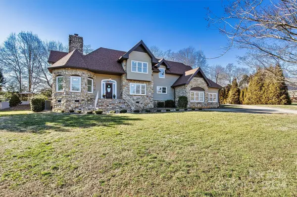 1015 8th Street LN NW, Hickory, NC 28601