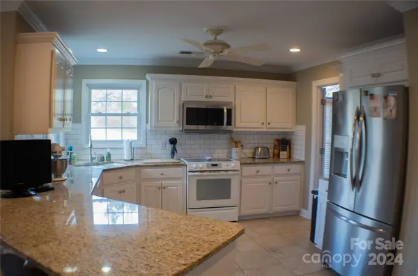 131 Twin Oaks DR, Bessemer City, NC 28016