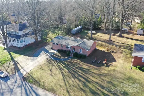 114 Meadowbrook LN, Davidson, NC 28036