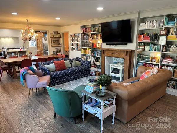 114 Meadowbrook LN, Davidson, NC 28036