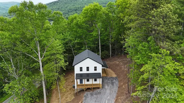 215 Whitaker RD, Fairview, NC 28730