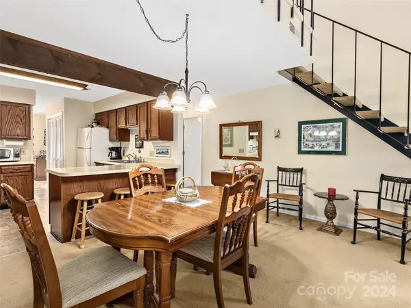 209 Juniper LN, Laurel Park, NC 28739