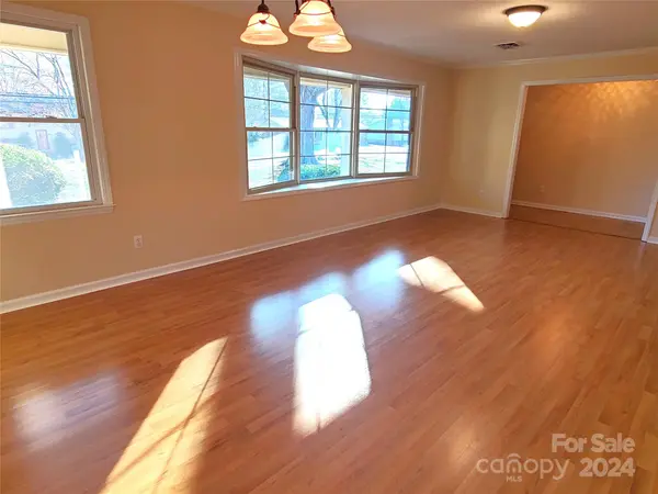 561 29th Avenue DR NW, Hickory, NC 28601
