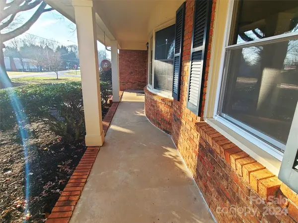 561 29th Avenue DR NW, Hickory, NC 28601