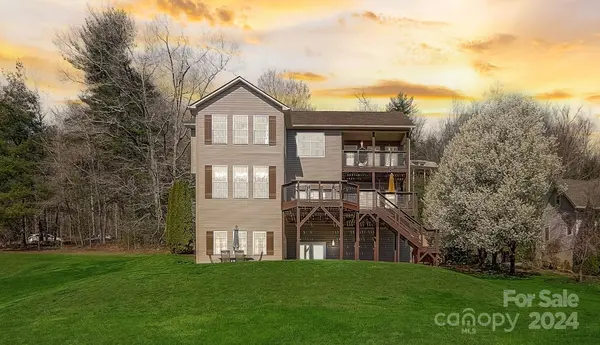 168 Greens View DR, Horse Shoe, NC 28742