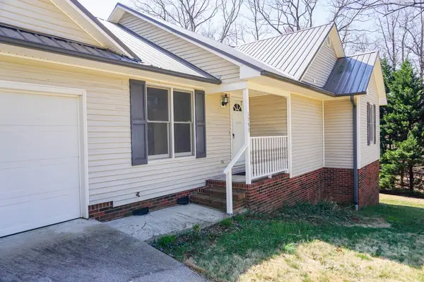 5799 Dwayne Starnes DR, Hickory, NC 28602