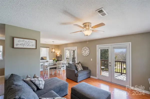 38 Country LN, Franklin, NC 28734