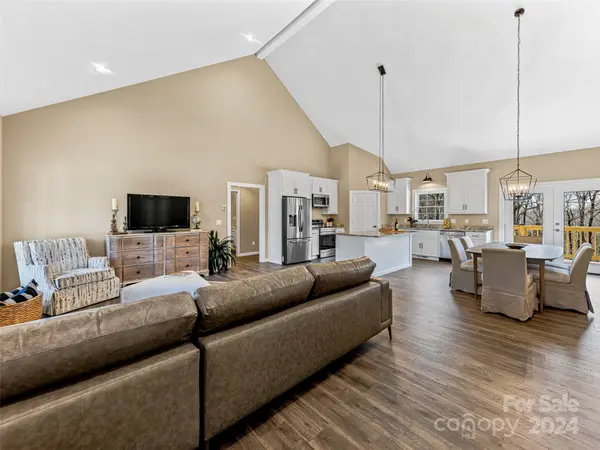 73 East View DR, Flat Rock, NC 28731