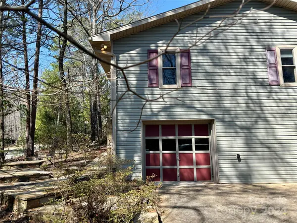 124 Treetops LN, Lake Lure, NC 28746
