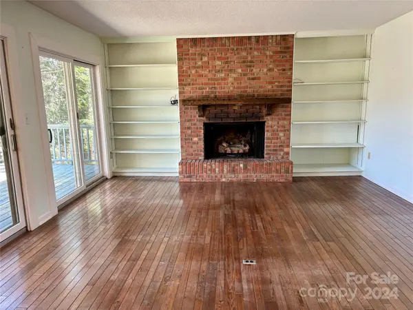 124 Treetops LN, Lake Lure, NC 28746