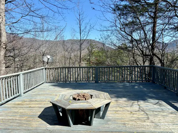 124 Treetops LN, Lake Lure, NC 28746