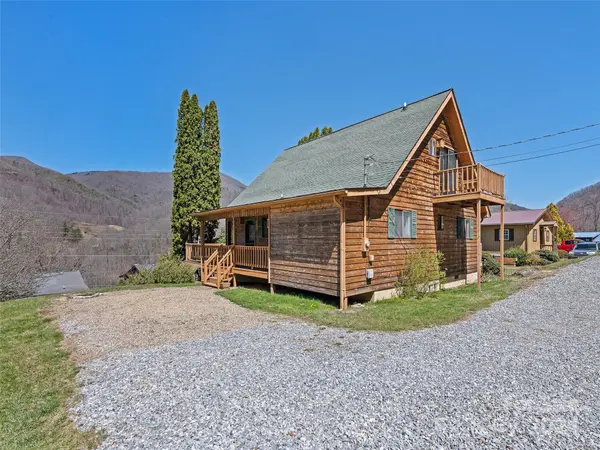 216 Holley LN, Maggie Valley, NC 28751