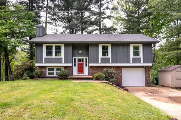 12 Ridge PL, Arden, NC 28704