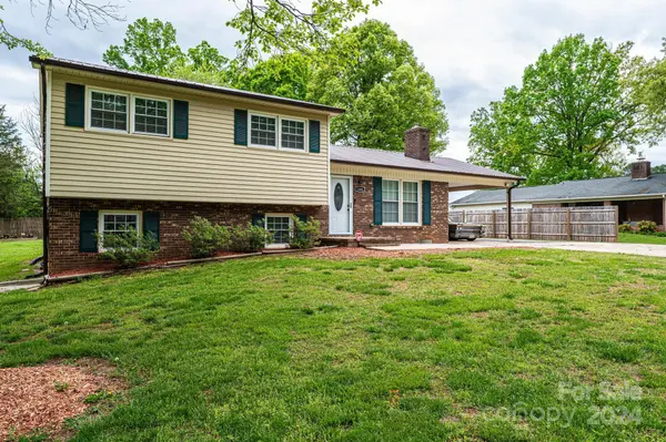 1661 Tanglewood DR, Hickory, NC 28601
