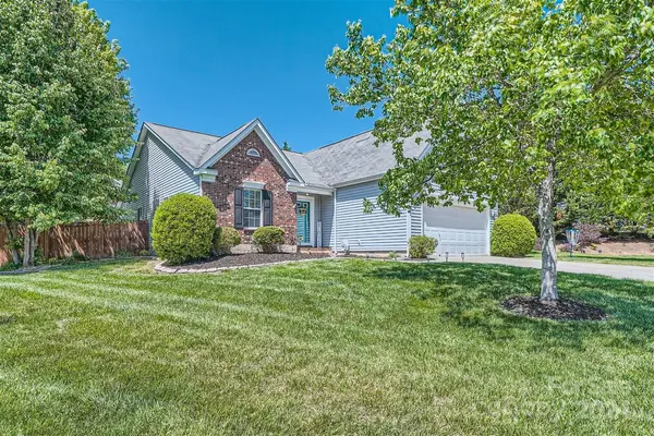 112 Crest Oak LN, Mount Holly, NC 28120
