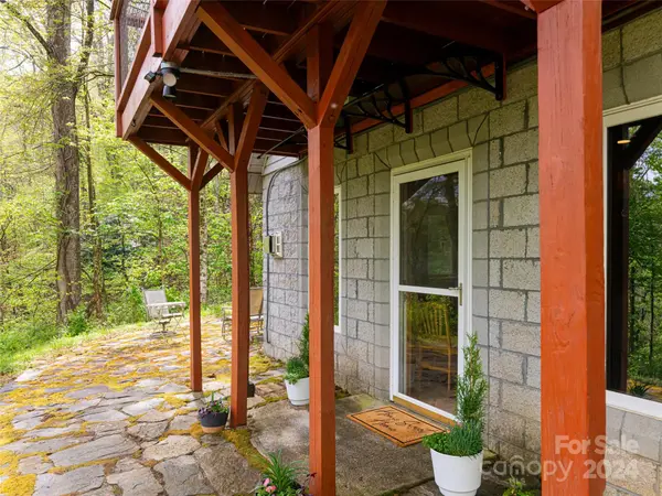 98 Sparkling Springs RD, Fairview, NC 28730
