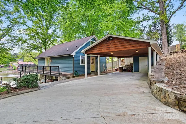 6892 Shade Tree LN, Sherrills Ford, NC 28673