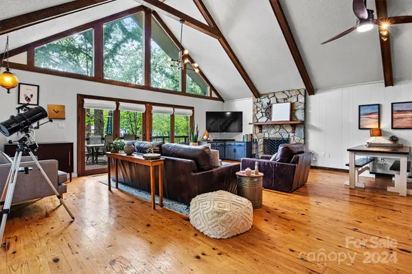 6892 Shade Tree LN, Sherrills Ford, NC 28673