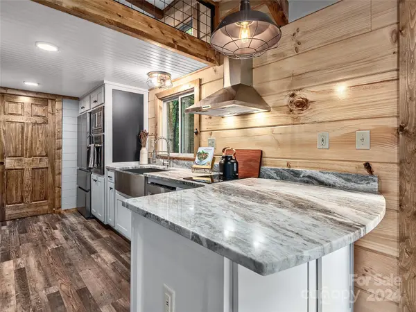 61 Boulder DR, Lake Toxaway, NC 28747