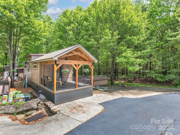 61 Boulder DR, Lake Toxaway, NC 28747