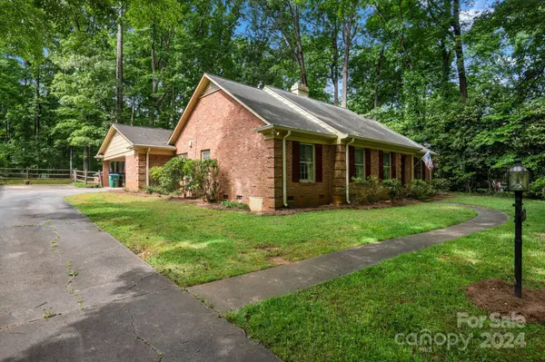 645 Stratfordshire DR, Matthews, NC 28105