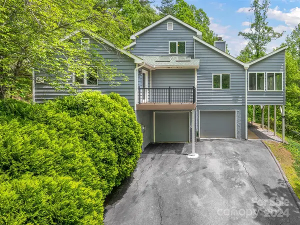 2 Pheasant DR, Fairview, NC 28730
