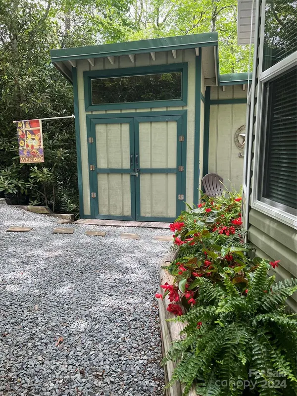 97 Delphinium LN, Newland, NC 28657