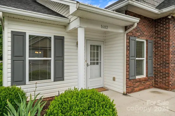 1682 Golden Cedar LN, Newton, NC 28658