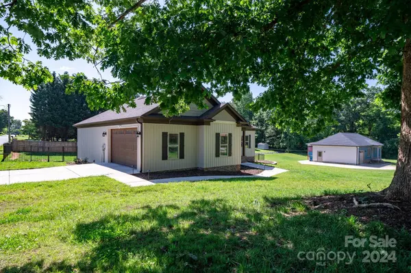 390 25th ST NW, Hickory, NC 28601